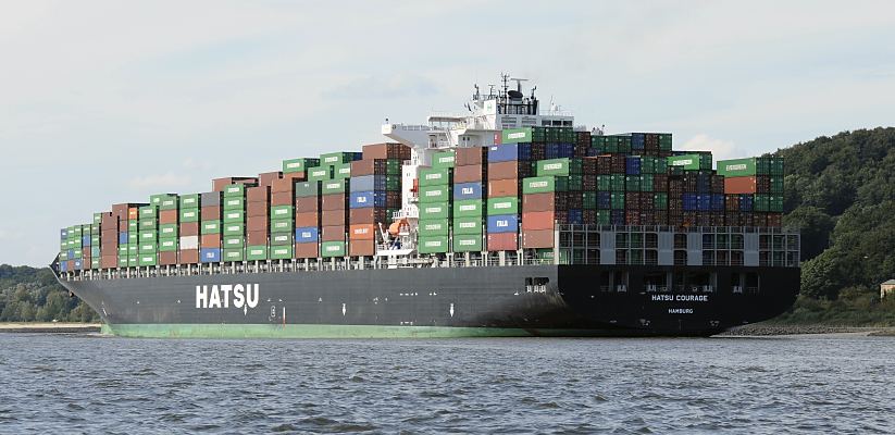 11_21431 Hamburger Schiffsfotografie  : Containerfrachter auf der Elbe - Das Containerschiff Hatsu Courage verlsst Hamburg - der Frachter fhrt auf der Elbe Richtung Nordsee. Der Containerfrachter Hatsu Courage ist 334,00 m lang und 42,80m breit und fhrt 25 Knoten / kn. Der Frachter lief 2005 vom Stapel und hat bei einem Tiefgang von 14,50 m eine gross tonnage von 90449 und eine nett tonnage von 55452; er kann 8073 Standartcontainern / TEU Ladung an Bord nehmen.  www.bildarchiv-hamburg.de