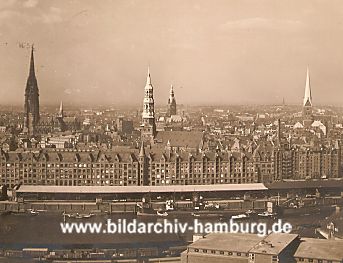 011_14093 - Blick ber den Sandtorhafen / Sandtorkai auf die Speicherstadt und die Kirchtrme der Hansestadt Hamburg. (ca. 1930)