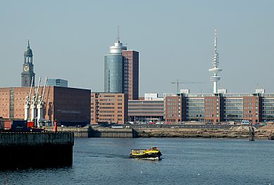 011_14101 - Blick ber die Elbe zu den Neubauten am Kehrwieder; re. der Fernsehturm lks. der Kaispeicher A, dahinter der Turm der St. Michaeliskirche. 