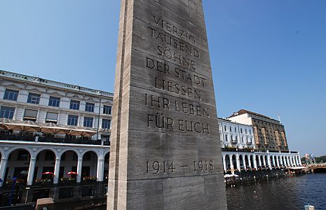 011_15608 - gegenber der Alsterarkaden befindet sich das von Ernst Barlach gestaltete Denkmal zur Erinnerung an die Kriegstoten der beiden Weltkriege - die Inschrift der Gedenkstele lautet: " Vierzigtausend Shne der Stadt liessen ihr Leben fr euch | 1914- 1918."