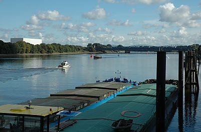 011_14277 - Binnenschiffe am Kai - Motorboote auf der Norderelbe; im Hintergrund die Freihafenelbbrcke, die die Norderelbe berspannt. 