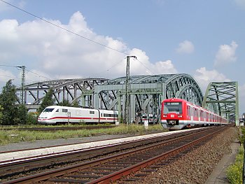 011_14280 - Eisenbahnschienen; Intercity - Zug und S-Bahn Waggon haben die Brcke berquert. 