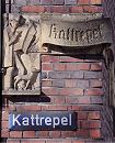 33_48045 Pressehaus am Kattrepel; der Klinkerbau am Domplatz / Steinstrasse / Kattrepel wurde 1937 fertig gestellt. Der Architekt war Rudolf Klophaus; den Bauschmuck aus Muschelkalk fertigte Richard Kuhl - Zeitungsleser mit Hund, Strassenname. www.bildarchiv- hamburg.com