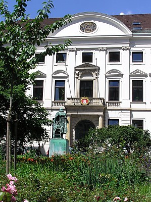 04_22736 Blick zum Goertz-Palais am Neuen Wall. (2004), auf dem Platz beim C.F. Petersen-Denkmal befinden sich blhende Pflanzen. 