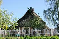 10750_2523 Fachwerkhaus mit Staketenzaun - bl�hender Baum im Gartene am Ufer der Este. Die 44,7 km lange Este ist ein linker Nebenfluss der Elbe in Niedersachsen und Hamburg - Die untere Este ist von der M�ndung bis zum Unterwasser der Schleuse am Buxtehuder Hafen eine Bundeswasserstra�e der Klasse I, auf der die 