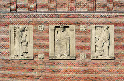 9831 Religise Reliefs an der Fassade der Vershnungskirche Hamburg Eilbek - Bildhauer Wilhelm Rex.