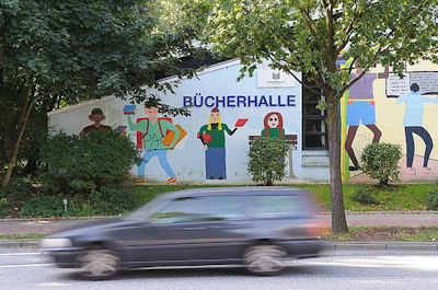 8214 Bcherhalle mit Wandmalerei - lesende Kinder, Schulkinder mit Buch - Hamburg Farmsen Berne.