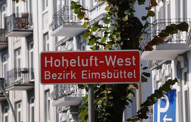Bilder aus dem Stadtteil HOHELUFT WEST- Bezirk HAMBURG EIMSBTTEL. Der Stadtteil HOHELUFT WEST gehrt zum Bezirk Hamburg Eimsbttel, whrend Hoheluft Ost dem Bezirk Hamburg Nord zugeordnet wird. Die Hoheluftchaussee bildet die Grenze zwischen den beiden Stadtteilen. Der Name Hoheluft leitet sich vom Galgen ab, der im Mittelalter dort stand. In Hoheluft - West leben auf 0,7 km leben ca. 12000 Einwohner, dieser Hamburger Stadtteil ist einer am dichtesten besiedelten in Deutschland.