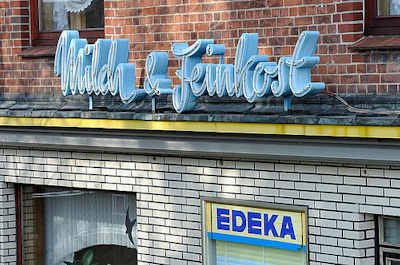 0606 Ladenschild Milch & Feinkost, Geschft in Hamburg Kirchwerder.