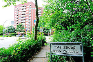 5207 Stadtteilschild Hamburg Steilshoop - Bezirk Wandsbek - im Hintergrund ein Hochhaus.