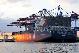 0839 Sonnenuntergang im Hamburger Hafen - die CMA CGM CALLISTO im Abendlicht. Das 2010 fertiggestellte Containerschiff CMA CGM CALISTO hat eine Lnge von 364m und eine Breite von 45,6m. Der Containerriese kann 11 356 TEU Standartdcontainer an Bord nehmen.