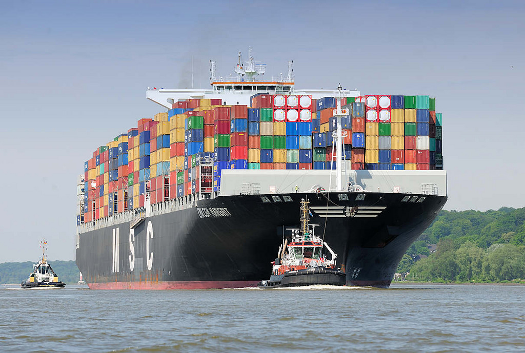 2442 Containerfrachter CMA CGM MARGRIT auf der Elbe; das 2012 gebaute Frachtschiff hat eine Lnge von 366 m und eine Breite von 48,20 m - der Frachter hat eine Tragfhigkeit von 140900 t und kann 13092 TEU.