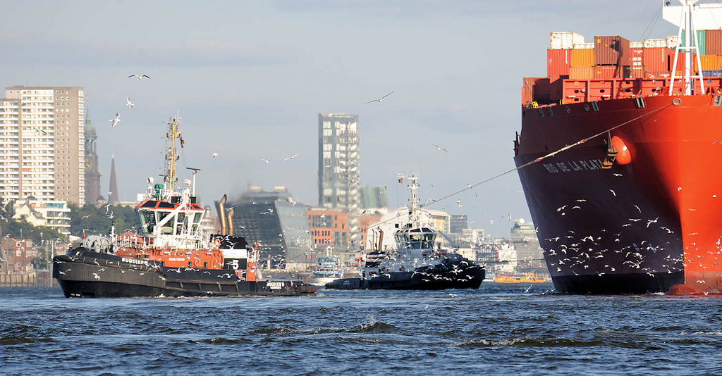 2635 Containerschiff RIO DE LA PLATA der Reederei Hamburg-Sd; der Frachter hat eine Lnge von 286,50m und kann 5905 TEU Container transportieren. Schlepper untersttzen den Containerfrachter.