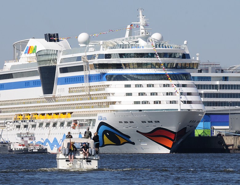 6730 Das Kreuzfahrtschiff AIDAluna am Cruisecenter Hafencity - ein Sportboot fhrt Richtung Passagierschiff.