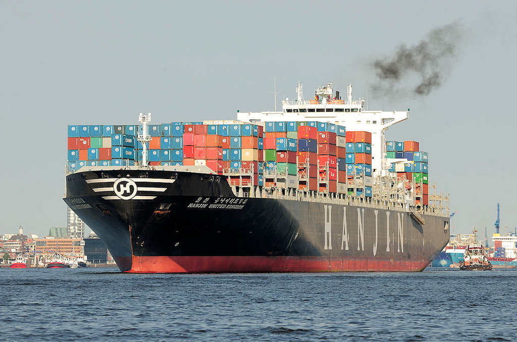 8949 Der Containerfrachter Hanjin United Kingdom verlsst mit Containern beladen den Hamburger Hafen - das Frachtschiff hat eine Lnge von knapp 350m und kann 9954 TEU Container transportieren. 