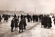 1086_3505_51 Kinder mit ihren Mttern auf dem Eis der zugefrorenen Aussenalster - einige haben Schlittschuhe untergeschnallt, andere glitschen auf dem Eis. Im Hintergrund Kirchtrme der Hansestadt Hamburg. 