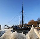 11_22736 Die Wintersonne scheint auf die Eisschollen im Museumshafen von Hamburg Oevellgoenne. Ein historisches Segelschiff liegt vor Anker. www.fotograf-hamburg.de