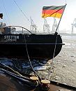 11_22739 Der ehemals grsste deutsche Eisbrecher STETTIN liegt am Museumshafen Oevelgoenne am Ponton; die Deutschlandfahne weht am Heck des 1939 gebauten Schiffs. Auf der Elbe ist Eisgang. www.fotograf-hamburg.de