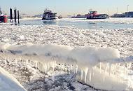 99_5688 Frostiger Winter in Hamburg - ein Schiffstau ist dick mit Eis bedeckt, Eiszapfen glnzen in der Wintersonne. Zwei Hafenfhren fahren durch das Treibeis auf der Elbe Richtung Finkenwerder. 