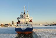212_5844 Das Containerschiff CAROLIN G. bahnt sich seinen Weg durch das Treibeis auf der Elbe und luft in den Hamburger Hafen ein. Links im Hintergrund das Museumsschiff CAP SAN DIEGO an der berseebrcke und der moderne Broturm auf dem Kehrwieder.