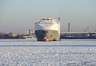 219_5847 Der Autotransporter HEGH AMERICA wird von dem Schlepper ZP CONDON aus dem Hansahafen in die Fahrrinne der Elbe gezogen. Das Wasser im Hamburger Hafen ist bei winterlichen Frosttemperaturen mit dichtem Treibeis bedeckt.