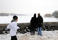 249_6076 Von der Krugkoppelbrcke hat man einen weiten Blick ber die weisse, zugefrorene Alster - die Hamburger nutzen das Wintereis, um quer ber die Alster in die Hamburger Innenstadt zu spazieren. Andere joggen an Land durch den Schnee die 7,5 km um Alster herum.