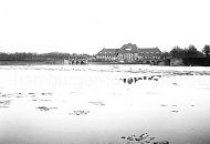 269_43-4b Blick ber den winterlichen Stadtparksee  zur Stadthalle - dnne Eisschollen schwimmen auf dem Wasser des Sees auf dem im Sommer Kanus und Ruderboote fahren und beim Restaurant anlegen. 