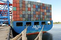 Mit dicken Schiffstauen ist das Frachtschiff am Hafenkai festgemacht. Das grosse Schiff muss ruhig liegen, damit das L�schen der Ladung ohne Probleme erfolgen kann. Der hochautomatisierte Containerumschlag auf dem HHLA Container Terminal Altenwerder ist in zwei Phasen aufgeteilt: An der Wasserseite l�schen und laden die besonderen, mit zwei Katzen ausgestatten Containerbr�cken die Stahlkisten vom bzw. auf das Schiff. Der Container wird auf einem h�her gelegenen Arbeitsportal abgesetzt, wo Lascher die Twistlocks entfernen bzw. anbringen. Au�erdem wird dort noch einmal die Kennung der Boxen �berpr�ft. Anschlie�end �bernimmt die zweite, so genannte Portalkatze den Container automatisch und setzt ihn auf ein Automated Guided Vehicle (AGV). 74 dieser Fahrzeuge sorgen f�r den Transport zwischen den Br�cken und dem Containerlager. Die AGV suchen sich den schnellsten Weg anhand von mehr als 10.000 Transpondern, die in den Boden eingelassen sind. Das Containerlager besteht aus 26 Lagerbl�cken, die von jeweils zwei RMG bearbeitet werden. Diese Lagerkr�ne sind unterschiedlich hoch und k�nnen daher parallel zueinander arbeiten.