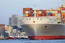 1691 Der Frachter OOCL SEOUL l�uft aus dem Hamburger Hafen aus - Schiffsdeck mit Container- ladung. Das 2010 in Dienst gestellte Containerschiff OOCL SEOUL kann 8063 TEU Container transportieren; das ca. 263m lange und 32m breite Frachter f�hrt auf der Elbe H�he Hamburg Neum�hlen - im