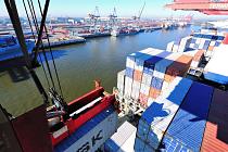 2536_1004 Blick von einer Containerbr�cke am Container Terminal Burchardkai �ber den Waltershofer Hafen - ein Container wird aus dem Laderaum des Frachtschiff emporgehoben. Der HHLA Container Terminal Burchardkai (CTB) ist die gr��te und �lteste Anlage f�r den Containerumschlag