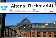 1723_3453 Schild Anleger Altona Fischmarkt - Fassade Fischauktionshalle. Die Fischauktionshalle in Hamburg- Altona wurde 1895–1896 in Altona am neugebauten Fischereihafen an der Elbe errichtet, um Versteigerung, Handel und Versand von dort angelandeten Fischen zu erm�glichen.