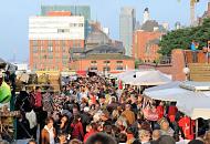 Seit dem Jahr 1703 durfte auch sonntags vor dem Kirchgang in Altona Handel getrieben werden. Seitdem ert�nen auf dem Altonaer Fischmarkt jeden Sonntag die Glocken. Urspr�nglich diente der in Altona abgehaltene Markt zur Versorgung der B�rger mit frischem Fisch. Bereits seit dem fr�hen 18. Jahrhundert werden auf dem Altonaer Fischmarkt auch Obst, Gem�se und Pflanzen verkauft. Die Besonderheit, auch sonntags fr�h ge�ffnet zu sein, liegt allerdings daran, dass der gefangene Fisch bereits morgens vor dem Kirchgang verkauft werden sollte. Danach w�re es drau�en zu warm gewesen.