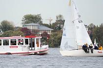 1850_0567 Ein Schiff der Alster-Rundfahrt auf der Aussenalster. Segelboot im Wind auf dem Hamburger See. Am 15. Juni 1857 nahm das erste Alsterdampfschiff, die Alina, den Linienbetrieb auf der Binnen- und Au�enalster sowie den angrenzenden Kan�len auf. Der Linienverkehr bestand zwischen dem M�hlen-