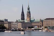 1050_4200 Alsterschiffe auf der Binnenalster - Hamburg Panorama. T�rme der Hansestadt Hamburg - Turm des Hamburger Rathauses mit Kupferdach - Ruine des St. Nikolaikirchturms. Zur Jahrhundertwende verkehrten rund 30 Dampfschiffe auf der Alster. Diese Linienschifffahrt wurde 1984 durch die Alster-Kreuzfahrt-Linie