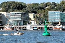 299_6616  Moderne B�roh�user an der Elbe - historische Mietsh�user vom Abriss bedroht am Elbhang.  Die historischen Wohnh�user sollen (teilweise) abgerissen werden und einem Neubau weichen. Eine Initiative "Rettet die Elbtreppe" wehrt sich gegen dieses  Vorhaben.