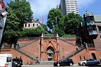89_3888 Koehlbrandteppe - historische Hafentreppe am Fischereihafen Altona. K�hlbrandtreppe in Hamburg Altona - Stadtteil Altona Altstadt. Bilder von Hamburger Architektur - Sehensw�rdigkeiten in der Hansestadt. Die zum Altonaer Hafen f�hrende Treppe mit Kopfbau wurde 1887 eingeweiht und von den &nbsp;