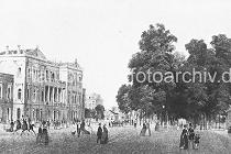 9767_1867 Historisches Motiv vom Altonaer Bahnhof - Blick zur Palmaille; Links der Altonaer Bahnhof in der Bildmitte die Lindenallee der Palmaille. Passanten gehen auf der Strasse, die mit Kopfsteinpflaster versehen ist - zwei Reiter preschen Richtung Ottensen. Rechts hat eine Pferdebahn gestoppt - ein Paar steigt aus.&nbsp;