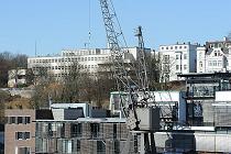 8245_2096 Seefahrtschule Rainvilleterrasse, Wohngeb�ude. Im Vordergrund moderne Neubauten an der Grossen Elbstrasse sowie ein Hafenkran, der von der Maschinenbaufirma Kampnagel hergestellt wurde. Dahinter die Geb�ude an der Rainvilleterrasse. Die Seefahrtschule an der Rainvilleterrasse wurde 1935 im Architekturstil der Neuen Sachlichkeit fertig gestellt - der Architekt war Hans Meyer. 2005 wurde die Schule geschlossen, seitdem steht das Geb�ude mit Blick auf die Elbe leer. 