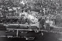 3345_057_114 Historische Luftaufnahme vom Fischmarkt Altona und Fischmarkt St. Pauli. Fischerboote und Schuten am Altonaer Anleger - Fischauktionshalle. Im Bildzentrum oben die Altonaer Hauptkirche St. Trinitatis und unten rechts ist neben dem K�hlhaus ein Teil der Fisch- auktionshalle vom St. Pauli Fischmarkt zu erkennen. 