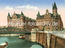 0163_0111_74 Blick auf die Wilhelminenbr�cke - rechts f�hrt eine steinerne Treppe zum Wasser. Ein Kran mit Handbetrieb steht an der Kaimauer vom Wilhelminenplatz. Am Kehrwiederfleet die Frontansichten der Speichergeb�ude A und J mti den neogotischen Giebeln. Lks. Wohngeb�ude und der Kirchturm der St. Jacobikirche auf der anderen Seite des Binnenhafens / Zollkanals.