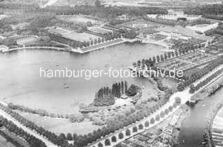 X37748848 Luftaufnahme vom Stadtparksee im Hamburger Stadtpark - im Vordergrund die Liebesinsel - re. die Stadthalle. 