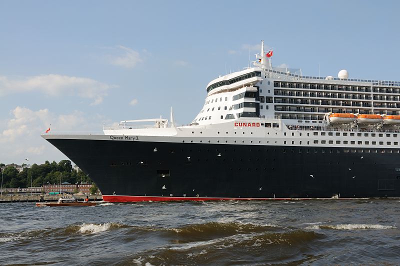 Kreuzfahrtschiff Queen Mary verlsst Hamburg - Bug des Passagierschiffs auf der Elbe, Wellen.