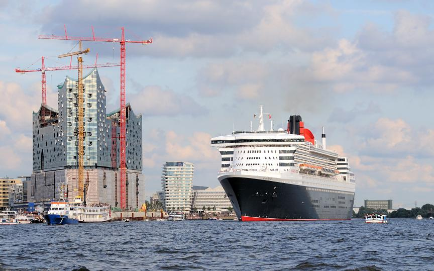 8546 Die Queen Mary 2 hat ihren Liegeplatz am Cruisecenter in der Hamburger Hafencity verlassen und befindet sich in Hhe der Baustelle der Elbphilharmonie.