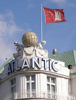 011_15411 - Schriftzug vom Hotel Atlantic; zwei allegorische Figuren tragen die Weltkugel - dahinter am Fahnenmast die Hamburg Flagge.