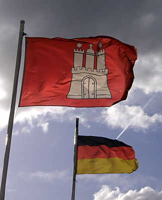 011_15412 - auf der Hamburg Fahne die Burg mit den Trmen und Zinnen und dem geschlossenen Tor; dahinter die Deutschland Fahne /schwarz rot gold. ein