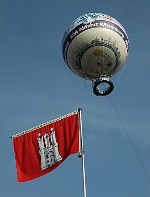 011_15414 - vom Ballon aus hat der Tourist und Hamburgbesucher einen weiten Blick ber die Stadt; im Vordergrund die Hamburg Fahne im blauen Himmel.  