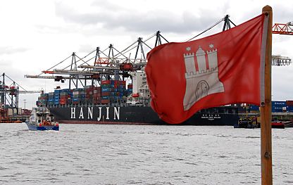 011_15707 - hinter der Hamburg Fahne liegt ein Containerfrachter am Kai und wird entladen - alle Containerbrcken sind herunter geklappt.