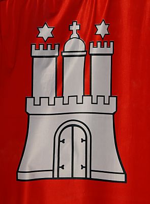 011_15710 - das Hamburg Wappen auf rotem Fahnentuch - die weisse Burg mit den zwei Trmen, Zinnen und dem geschlossenem Tor. 