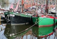 3016 Schiffe im Finkenwerder Hafen. Hamburg Finkenwerder liegt am Sdufer der Unterelbe.  Die Elbinsel Finkenwerder entstand durch das Auseinanderbrechen der Insel Gorieswerder in der Allerkindleinsflut im Jahre 1248. Der Name Finkenwrder als ursprngliche Schreibweise bedeutet auf plattdeutsch