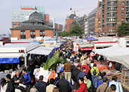 33_47901 Blick ber den Altonaer Fischmarkt Richtung Fischauktionshalle und Gebuden in der Groen Elbstrae. Dicht gedrngt gehen die Marktbesucher zwischen den Marktstnden ber den Sonntagsmarkt.